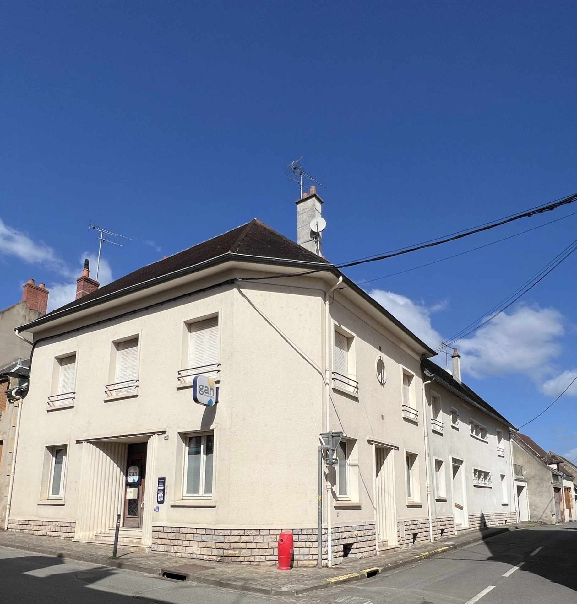 Ensemble Immobilier de deux maisons de ville avec commerce !